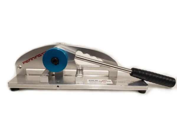 un cutter en métal avec un manche bleu